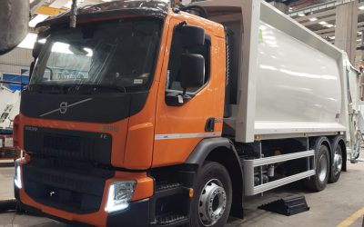 In funzione il nuovo camion dei rifiuti “Volvo FE”: si allarga il parco mezzi della cooperativa con nuova tecnologia e più innovazione, per aumentare la sicurezza dei lavoratori e facilitare i servizi di igiene ambientale 