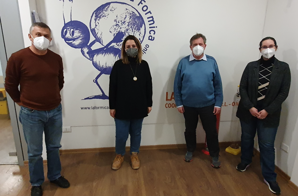 Superata la sorveglianza per il Sistema di Gestione Qualità-Ambiente e Sicurezza sul Lavoro. A 18 anni dalla prima certificazione si consolida in Formica l’attenzione e la consapevolezza da parte dei lavoratori. Gli ispettori del TUV: “E’ evidente la dedizione e l’amore che voi mettete nel vostro lavoro quotidiano”