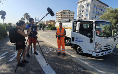 Dalla preparazione delle spiagge, degli alberghi e ristoranti, passando per le scuole alberghiere, fino alla raccolta dei rifiuti: un film documentario sul mondo del lavoro che muove l’industria del turismo nelle città costiere dell’alto adriatico. La Formica scelta dai registi di un progetto cinematografico austriaco per raccontare il proprio lavoro dietro le quinte dell’estate riminese