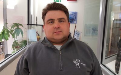 TROVA UN  PORTAFOGLI  CON  200  EURO  E  LO  RESTITUISCE